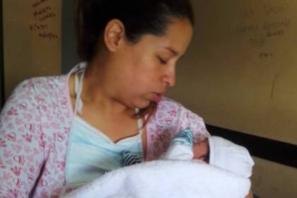 Aldana con Emma, en el hospital Evita de Lanús