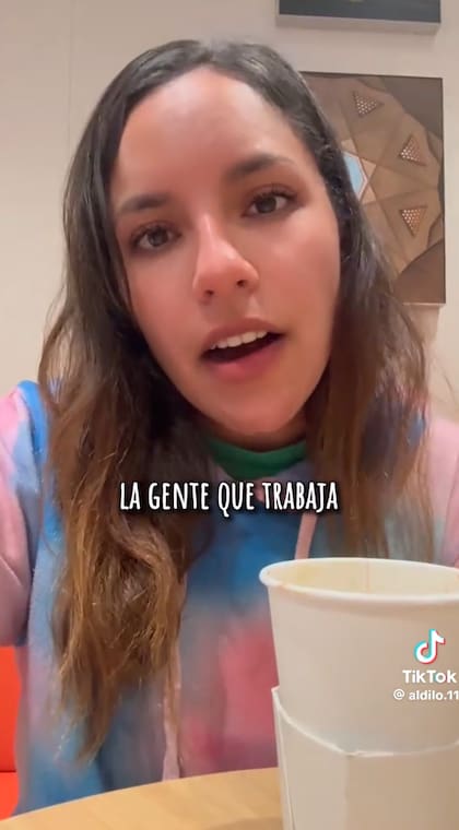 Aldana coontó que el salario de cada empleado depende del rango que ocupe y puede ir desde los 1800 dólares a los 4000
