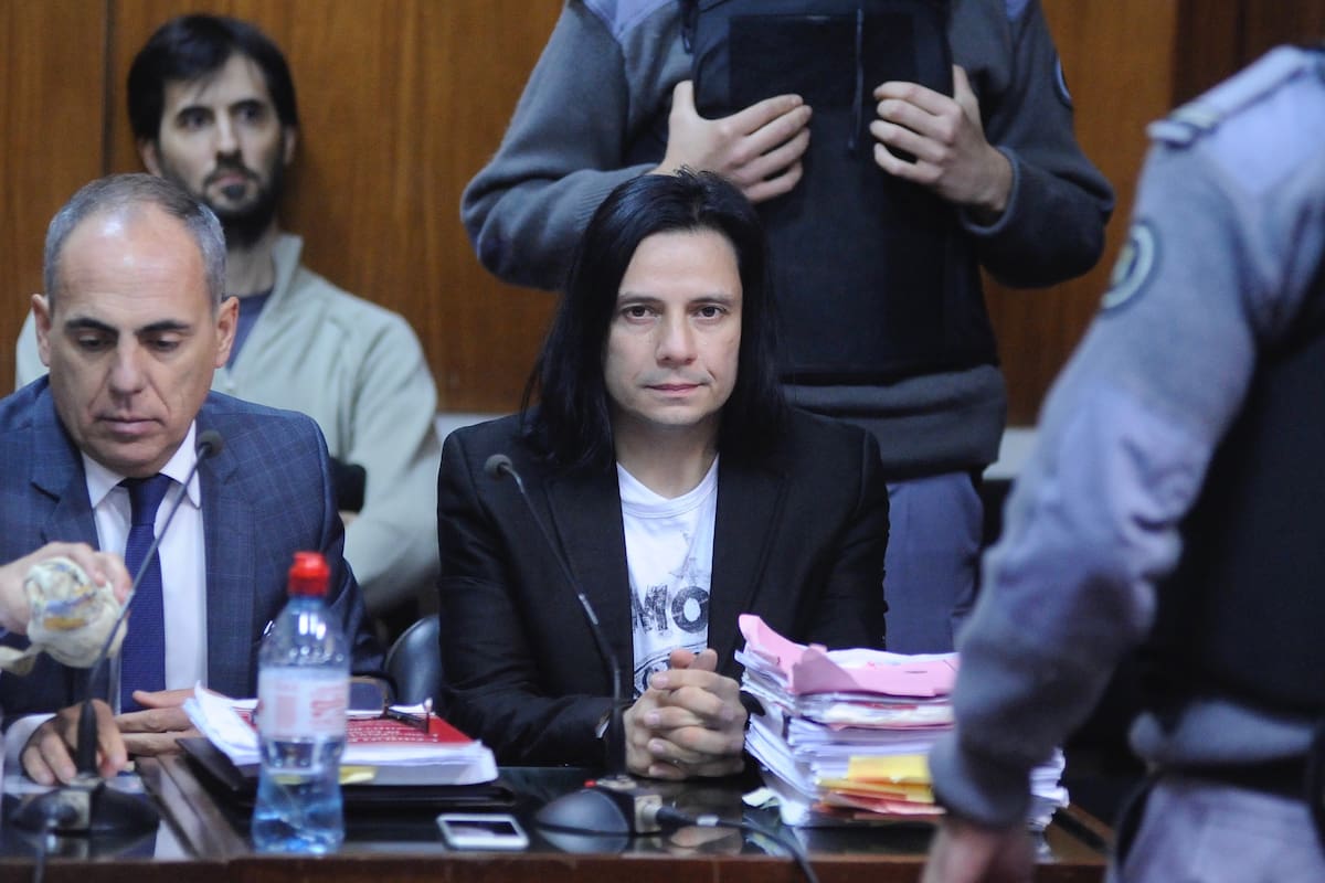 Aldana en la primera audiencia delo juicio, junto a su abogado defensor.