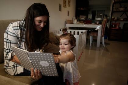 Aldana lleva un cuaderno de crianza, donde hace que cada médico que atiende a Justina anote un registro de la consulta