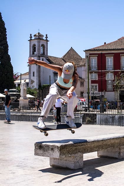 Aldana nació en la cuna del skate argentino y de allí con su personal estilo rueda por campeonatos y competencias alrededor del mundo