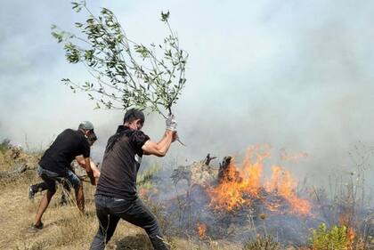 Aldeanos desesperados huían de sus hogares y trataban de apagar los incendios con escobas improvisadas, ramas y cubos de agua.