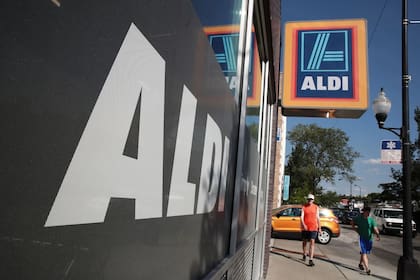 Aldi y otras tiendas minoristas se unieron a la tendencia de los "dupes" con mucho éxito (Archivo)