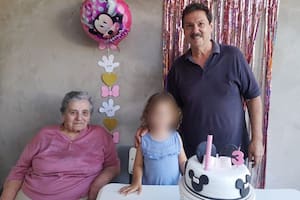 Aldo Antonio Di Paolo en un festejo junto a su madre, Ana Maria Di Paolo
