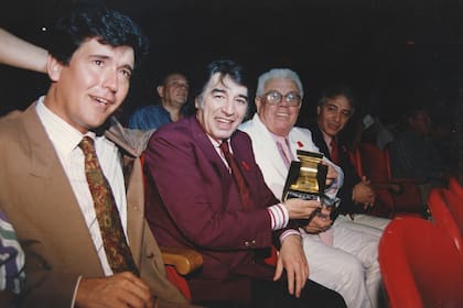 Aldo Aresi, con Migel Ángel Cherutti y Sandro, en una entrega de los premios Estrella de Mar
