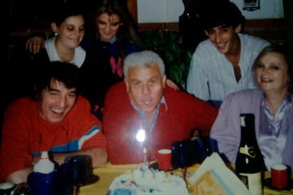 Sandro disfrutaba compartir las celebraciones de su representante. Para los Aresi, Roberto Sánchez era parte de la familia