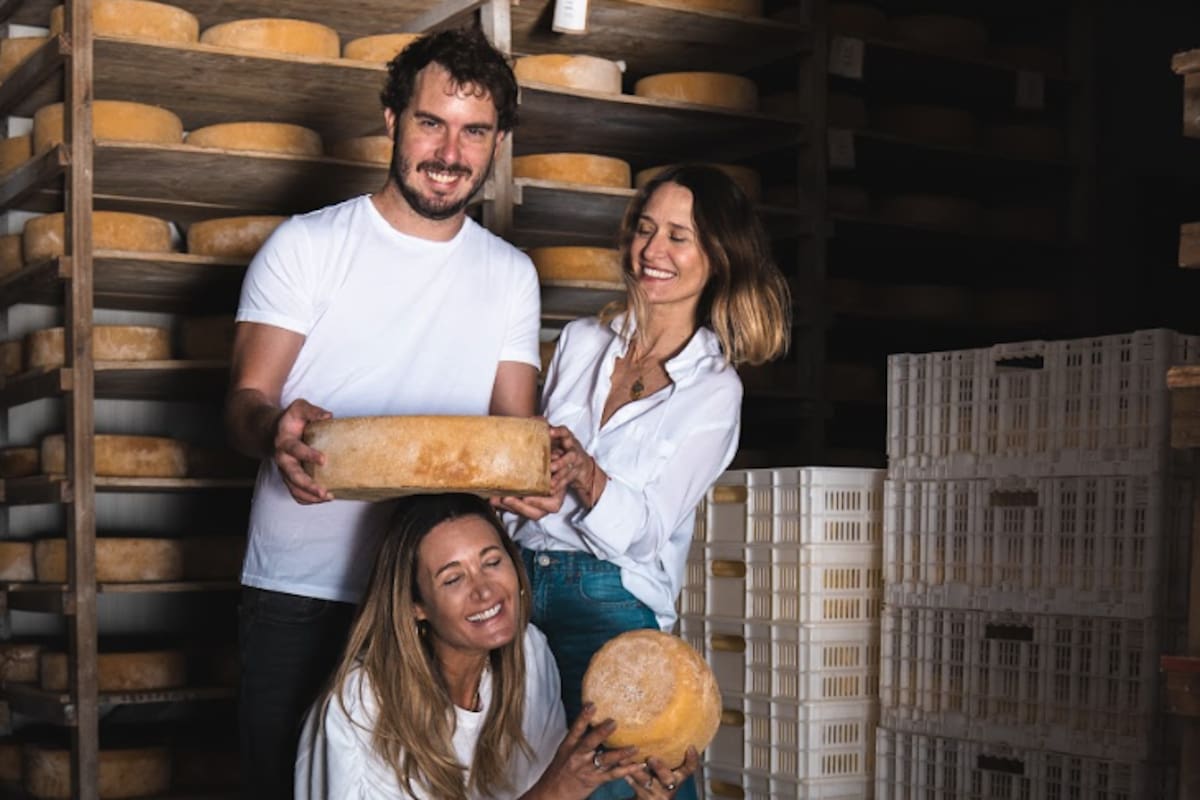 Aldo, Carla y Mariana Antonutti son quienes continúan con el tambo en Tandil que comenzaron sus padres