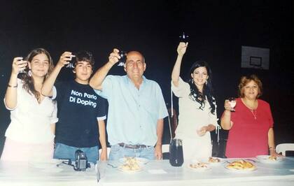Aldo con su familia completa, feliz, hace algunos años