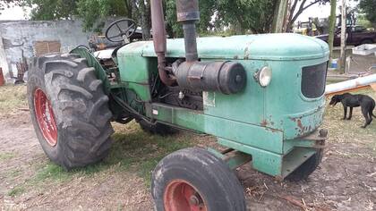 Aldo Koch era vecino y le vendió unos 50 rollos de alfalfa para la hacienda. También le prestó su tractor y un tanque de combustible de 2000 litros. Días atrás desaparecieron ambas herramientas y le quedaron debiendo $2 millones