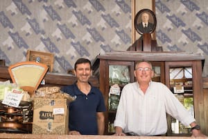Aldo Lantieri, cuarta generación y a cargo de la fábrica, y uno de sus actuales propietarios, César Demetrio Benigni, en el mostrador centenario.