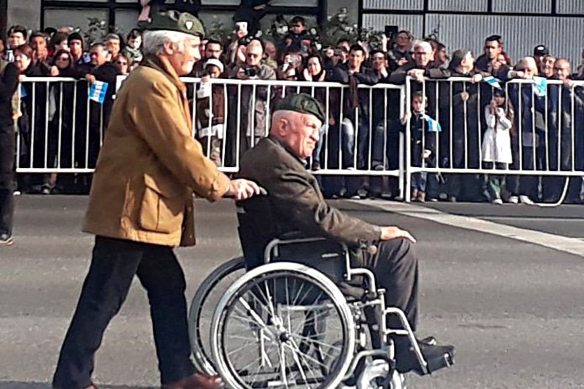 Aldo Rico desfiló anteayer en silla de ruedas en la celebración del 9 de Julio