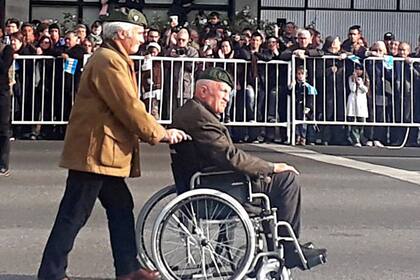 Aldo Rico desfiló anteayer en silla de ruedas en la celebración del 9 de Julio