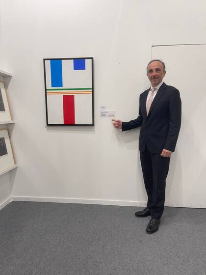 Aldo Rubino con la obra de Waldo Balart que adquirió su fundación para el Macba