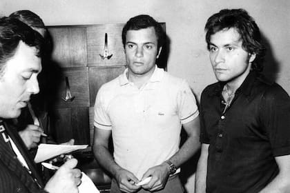 Aldo Sallustro, al centro de la fotografía y su hermano Bruno, formulan declaraciones al periodismo sobre el secuestro de su padre Oberdan, el 22 de marzo de 1972