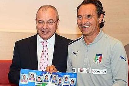 Aldo Sallustro, el ítalo argentino, dueño de la empresa Panini, junto con el exfutbolista italiano Cesare Prandelli
