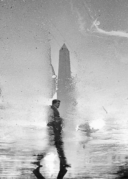 Aldo Sessa, "Obelisco reflejado", 2001