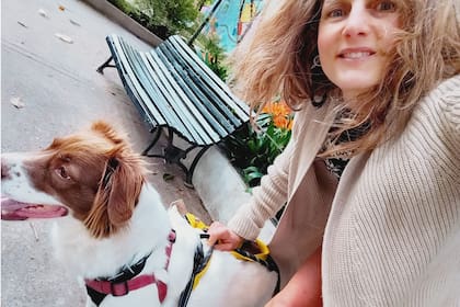 Aldo y Julieta en un paseo por la Plaza de los Inmigrantes