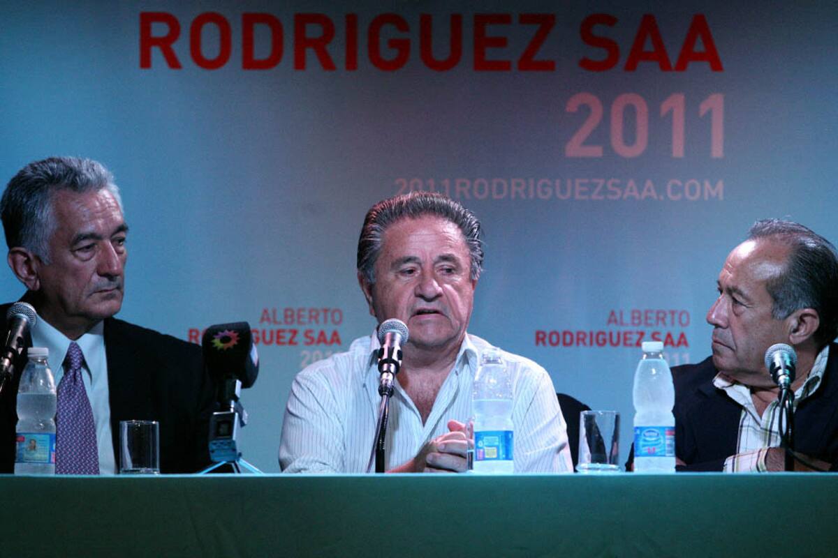 Aldofo y Alberto Rodriguez Saá junto a Eduardo Duhalde en una conferencia el día 10 de abril