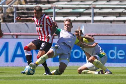 El uruguayo Diego García maniobra ante la denodada marca de Aldosivi; Estudiantes debutó con un 0-0 en la zona 5 de la Copa Liga Profesional.