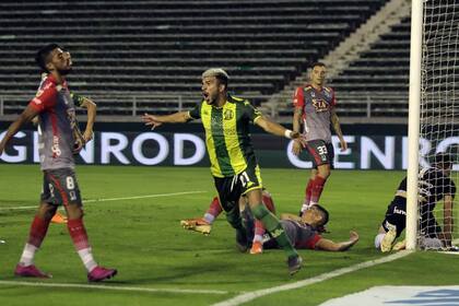 Apenas ingresado desde el banco de suplentes, Emanuel Iñíguez marcó el 1-0 de Aldosivi a Arsenal; el Tiburón terminaría ganando por 3-0, en la primera victoria de Fernando Gago como entrenador.