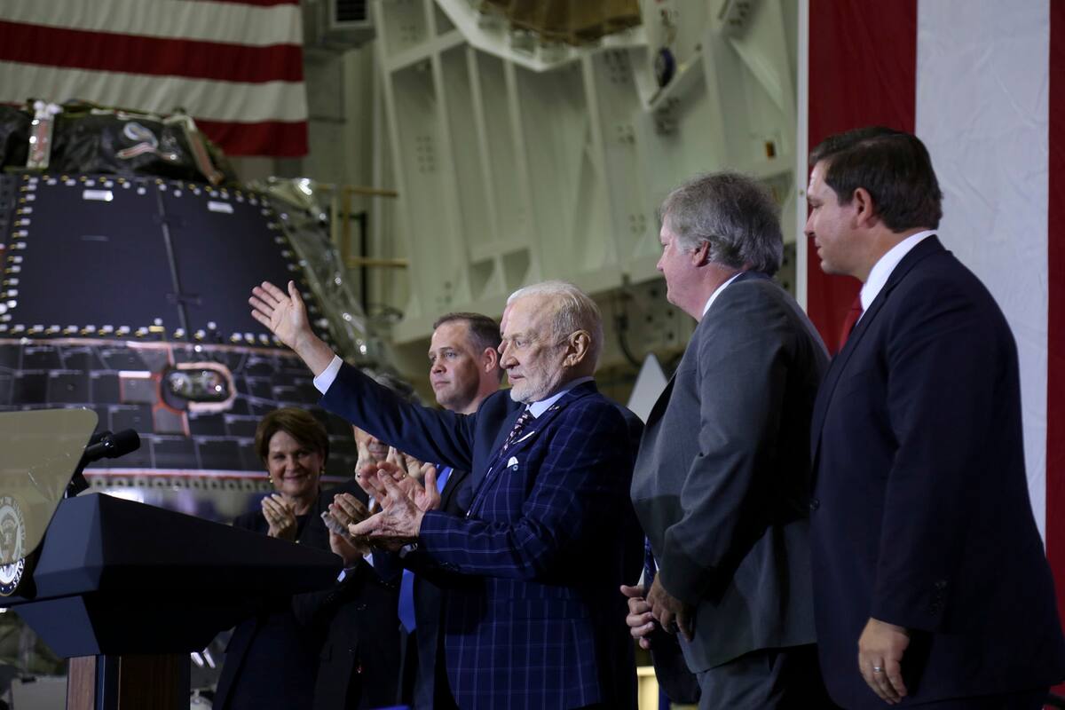 Aldrin, acompañado por un hijo de Armstrong, en el acto de ayer en el Centro Espacial Kennedy, en Florida