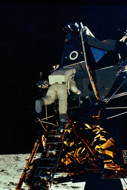 Aldrin desciende del módulo lunar. También lo hará Armstrong, mientras Collins orbitará en el módulo de comando.