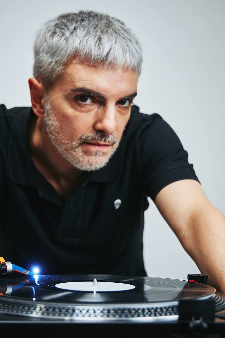 Ale Sergi debuta como DJ en vivo con una presentación en el Parador Konex, que aunque lo entusiasma también lo tiene bastante nervioso
