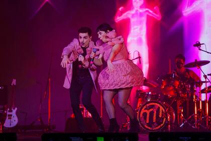 Ale Sergi y Juliana Gattas demostrando todo su histrionismo en el escenario del Movistar Arena.