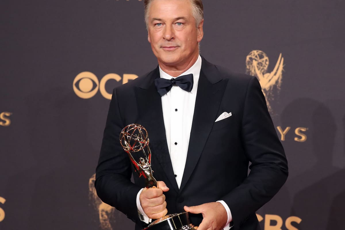 Alec Baldwin con su Emmy por mejor actor de reparto en Comedia,por su trabajo en "Saturday Night Live"
