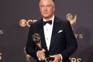 Alec Baldwin con su Emmy por mejor actor de reparto en Comedia,por su trabajo en "Saturday Night Live"