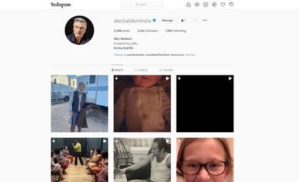 Alec Baldwin eliminó de su perfil una imagen que había compartido días atrás en el set de Rust
