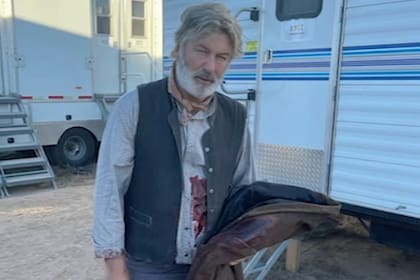 Alec Baldwin en el set de la película antes de que ocurriera la tragedia que terminó con la vida de Halyna Hutchins