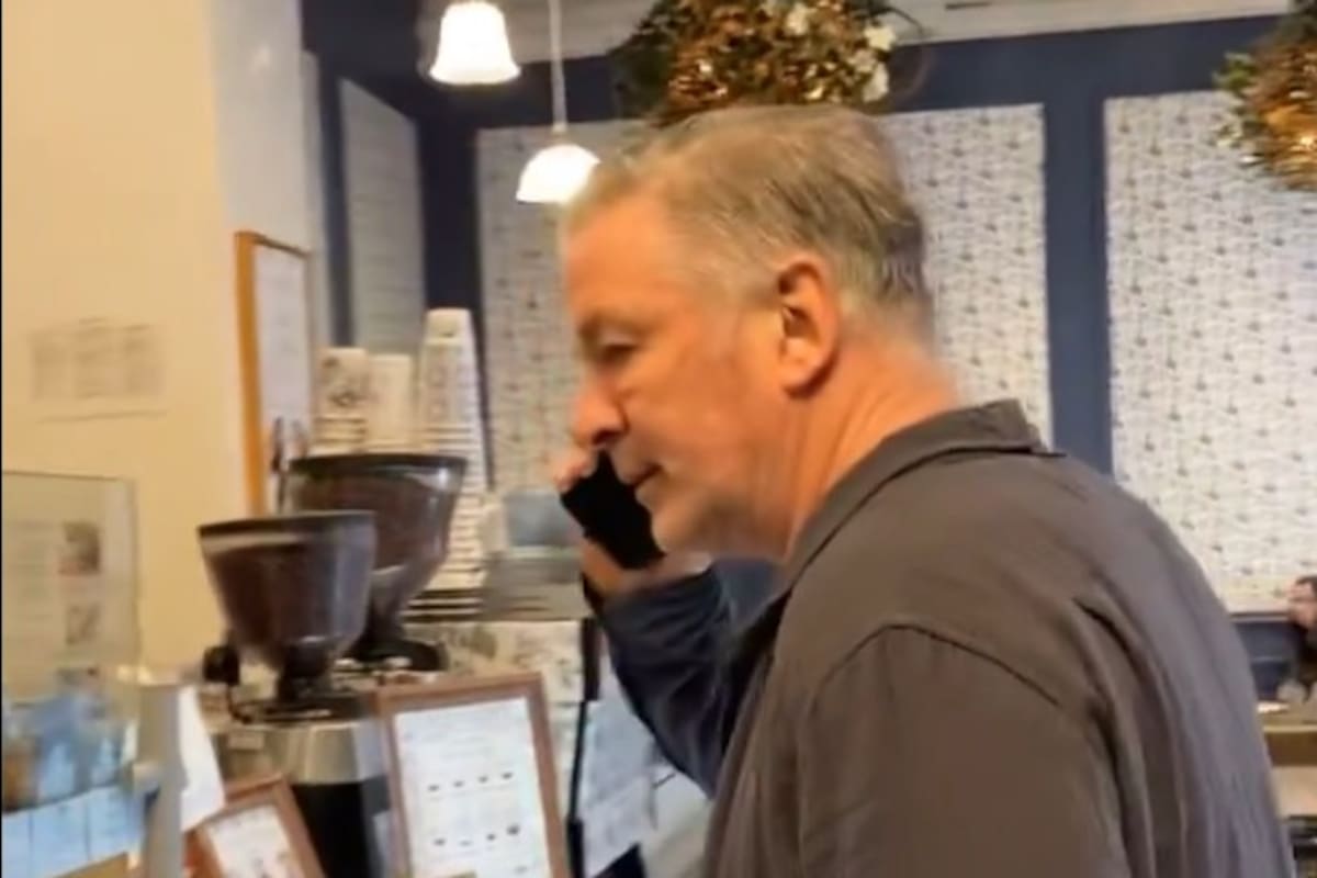 Alec Baldwin fue increpado en una cafetería de Nueva York.