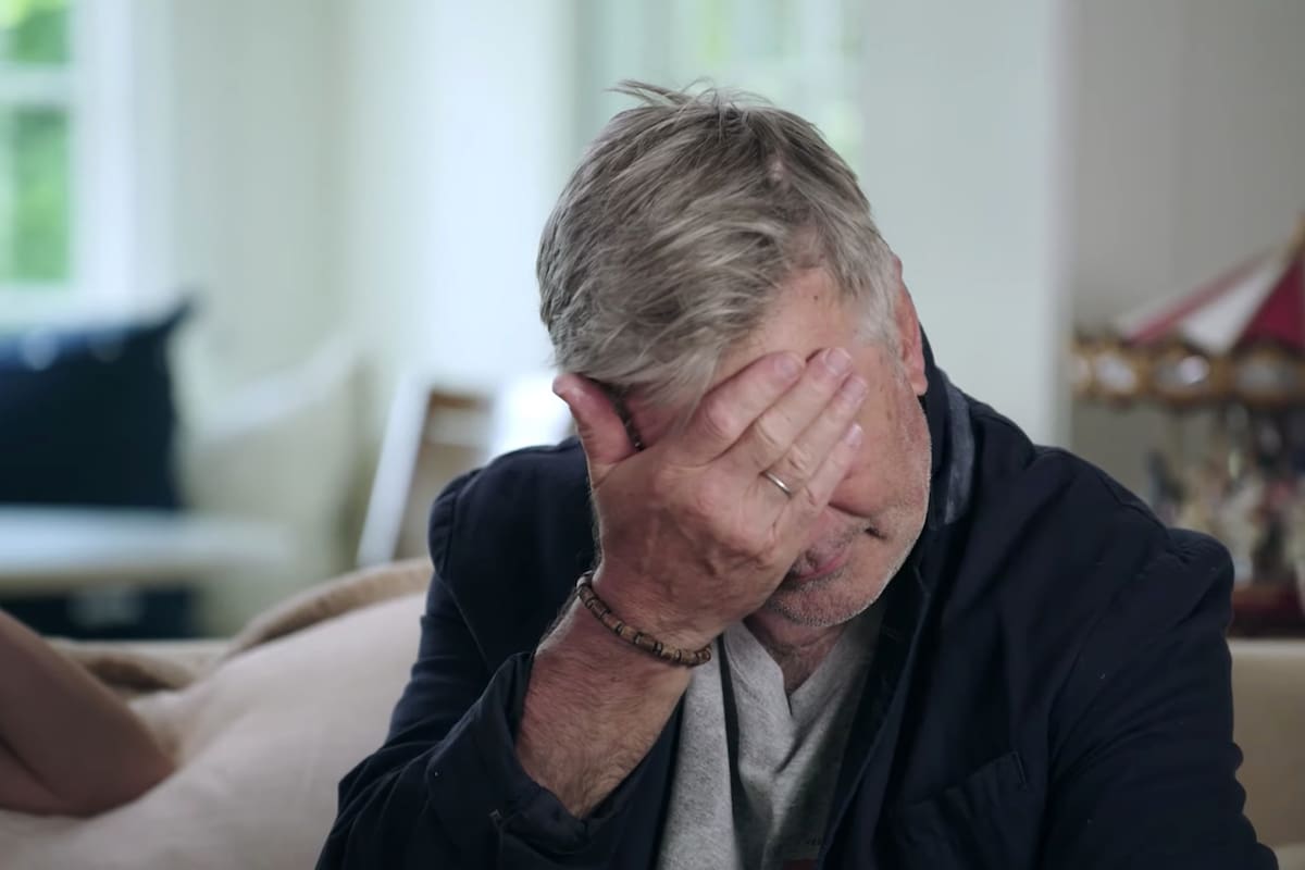 Alec Baldwin rompe en llanto al recordar la tragedia de Rust, en el avance del reality que protagoniza con su familia