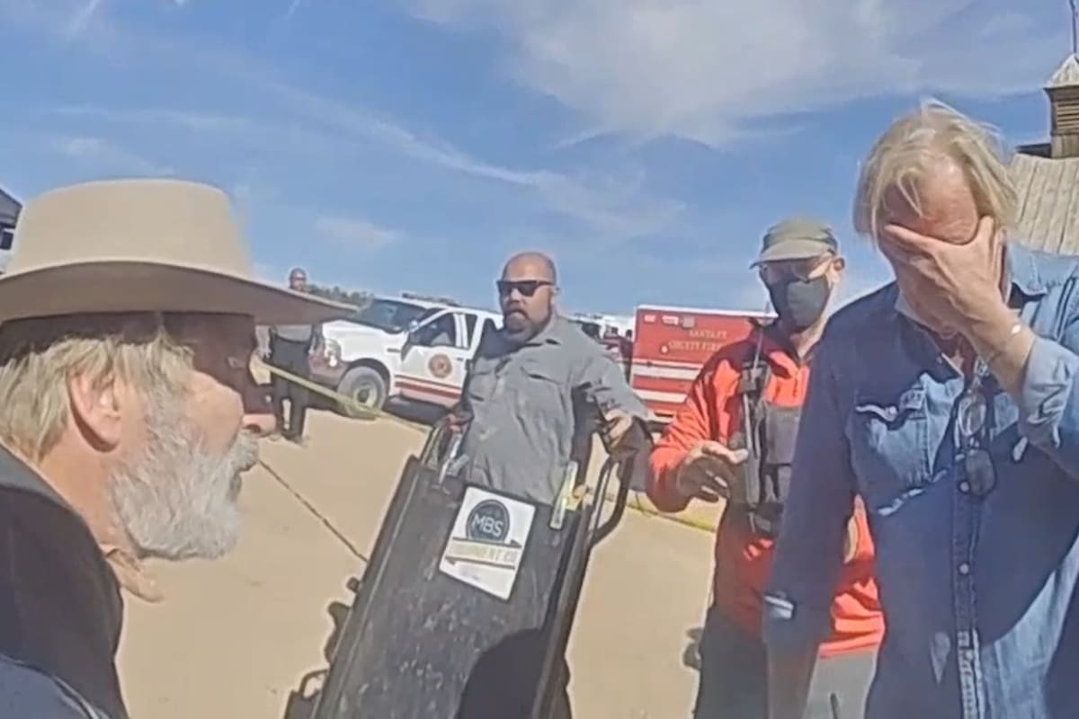 Alec Baldwin y Dave Halls discuten sobre las armas involucradas en el rodaje de Rust (Captura de video)