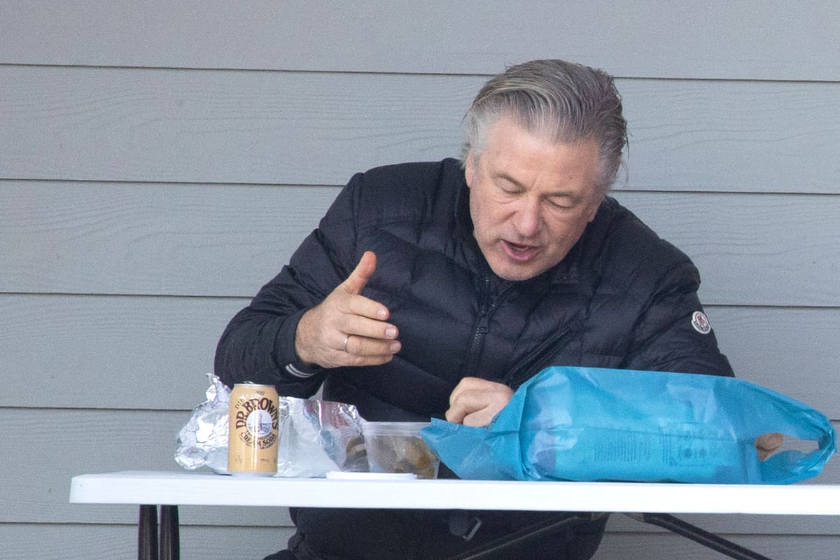 Alec Baldwin y una acalorada conversación durante su paseo por East Hampton, en el Estado de Nueva York