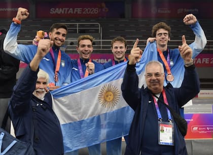 Alec Brooke ganó el bronce en equipo y lo celebró con sus compañeros, con el entrenador José Domínguez y el jefe de equipo Sergio Turice
