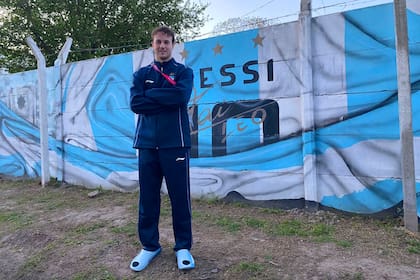 Alec Brooke no recuerda cuándo empezó su amor por Messi ni tampoco imaginó que el destino lo traería a unos metros de donde nació Leo