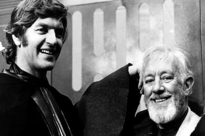 Alec Guinness junto a David Prowse, el hombre debajo de Darth Vader.