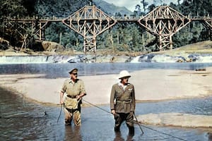 Alec Guinness y Sessue Hayakawa, dos oficiales enfrentados en una historia de la Segunda Guerra Mundial; detrás, el puente más famoso de la historia del cine bélico