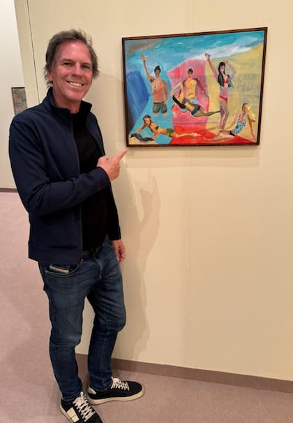 Alec Oxenford con la obra "Bañistas fondo color" (2012) en Calvaresi