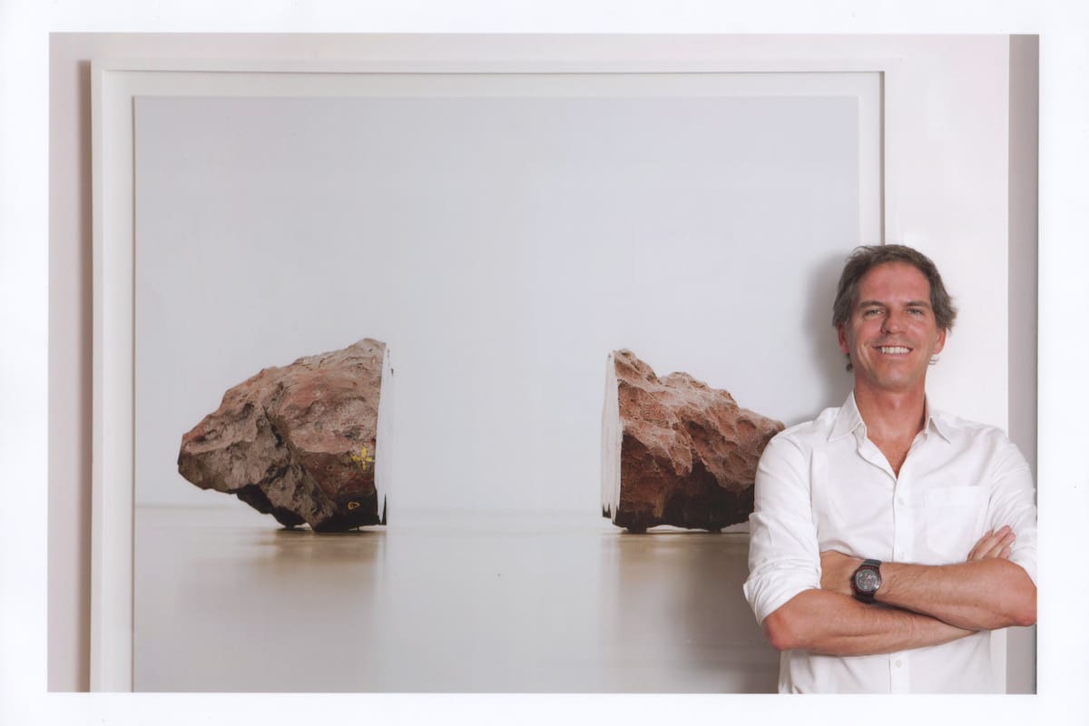 Alec Oxenford con una obra de su colección: El taco, de Guillermo Faivovich y Nicolás Goldberg