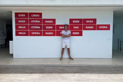 Alec Oxenford en su departamento de Río de Janeiro con obra de Carla Zaccagnini; las iniciales de las palabras conforman la frase “El sur es nuestro norte”