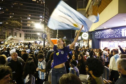 Alegría entre los vecinos movilizados sobre la avenida Olazábal, a metros de Triunvirato