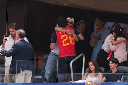 ¡Alegría mundialista y abrazo de gol! Brad Pitt y Javier Bardem se fundieron en un abrazo durante el partido que le dio la victoria a España por 2-1