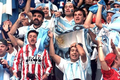 Alegría y aliento de la hinchada argentina ante Japón; una armonía que, ahora, corre peligro
