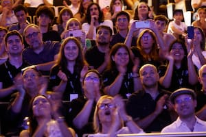 Alegría y aplausos durante la transmisión en directo dese Centro Cultural de la Ciencia del lanzamiento del microsatélite argentino en la misión Artemis