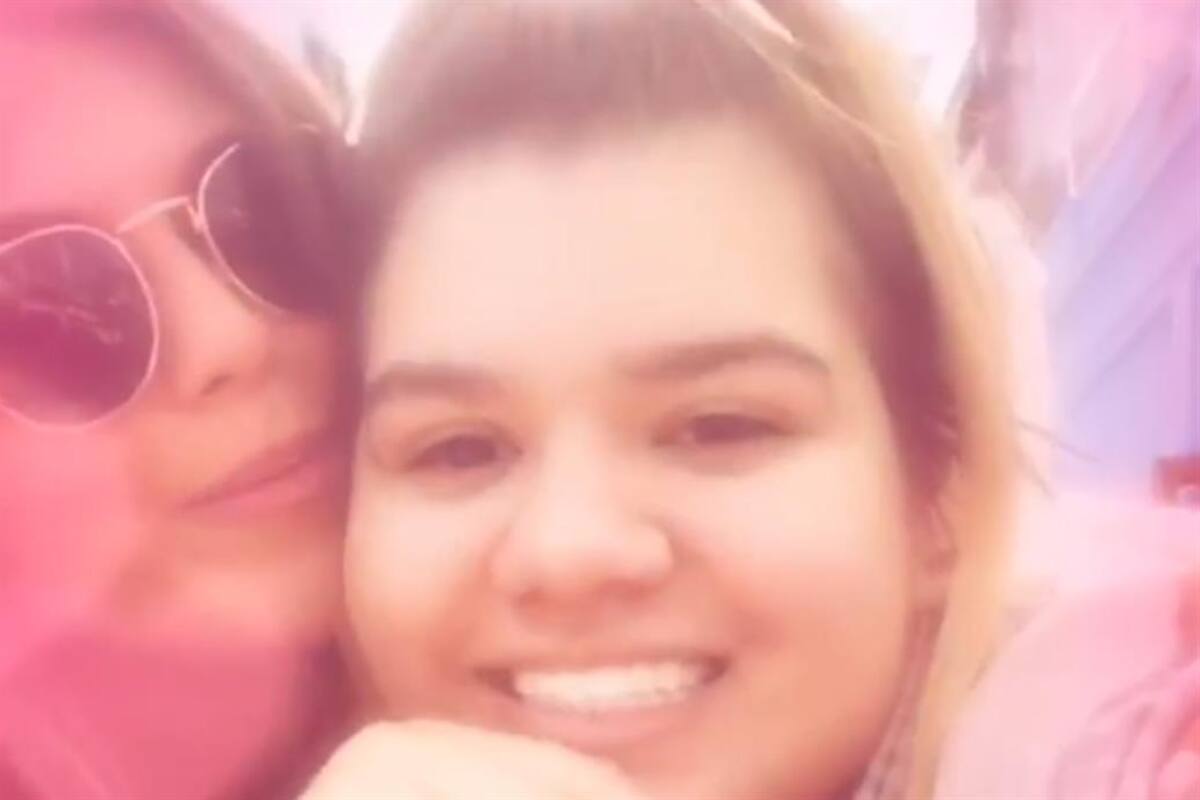 Alejada de su padre, la joven busca apoyo en la vedette.