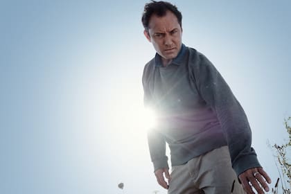 Alejado de los papeles de galán, el actor británico protagoniza The Third Day, la miniserie que mañana estrena HBO, y que se completará en octubre con un evento en vivo de 12 horas en la isla donde transcurre la historia