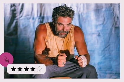 Alejado de los roles que transitó con mayor frecuencia, el actor dota a su contundente corporalidad la fragilidad de un hombre abatido por el dolor